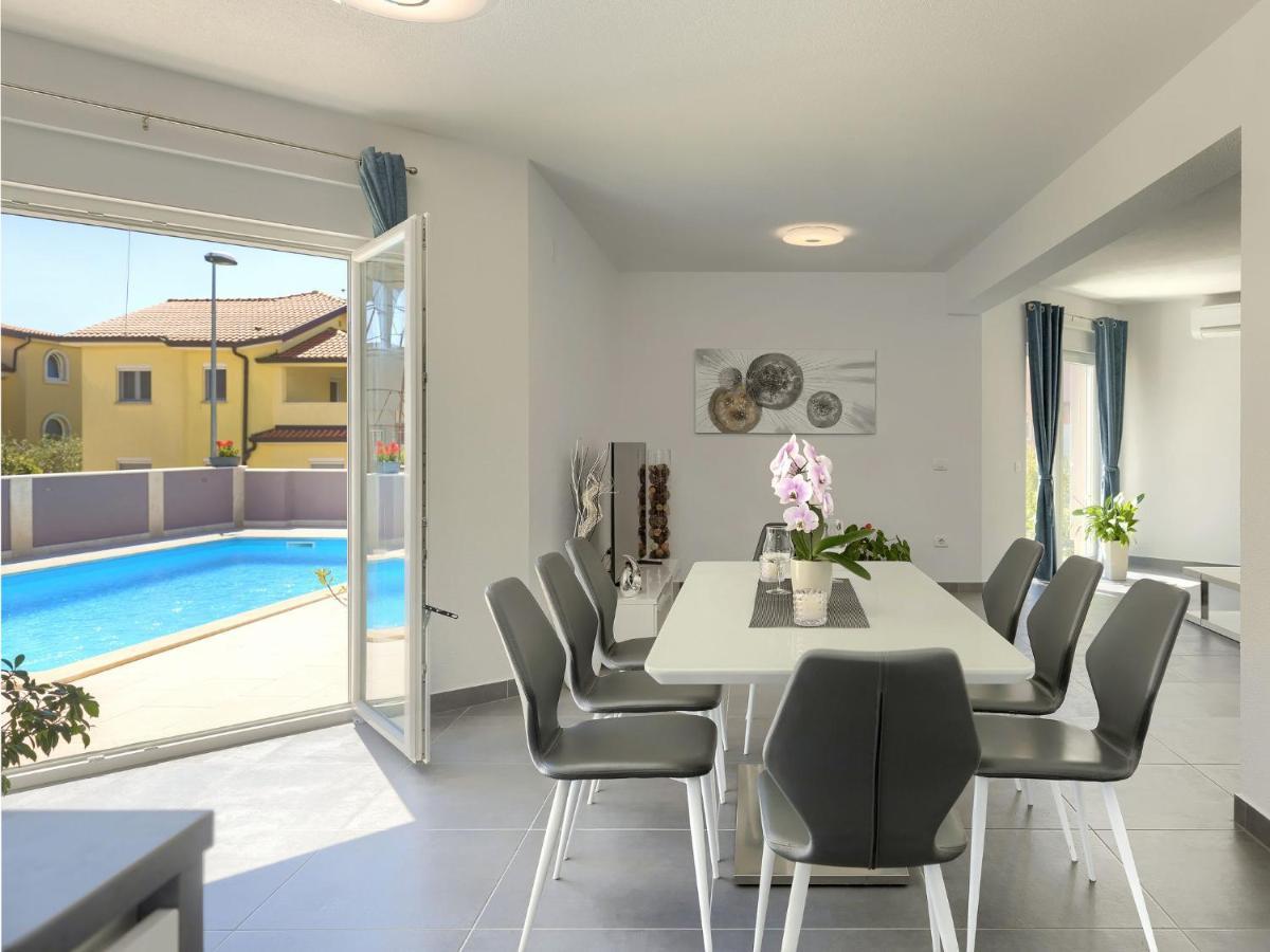 Holiday Home Villa Gocci By Interhome Kmeti Eksteriør bilde