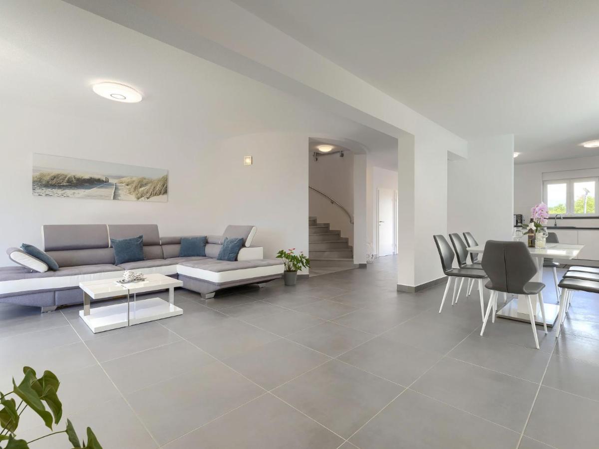 Holiday Home Villa Gocci By Interhome Kmeti Eksteriør bilde