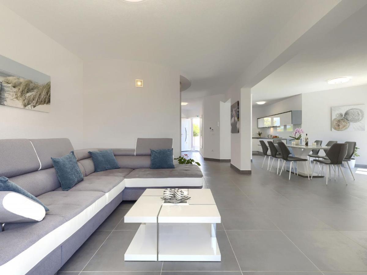 Holiday Home Villa Gocci By Interhome Kmeti Eksteriør bilde